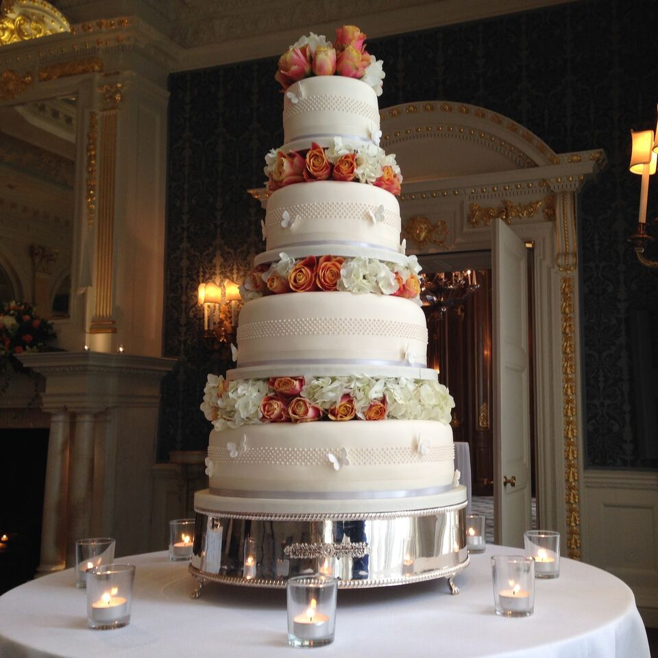 The Artistry of Wedding Cakes
